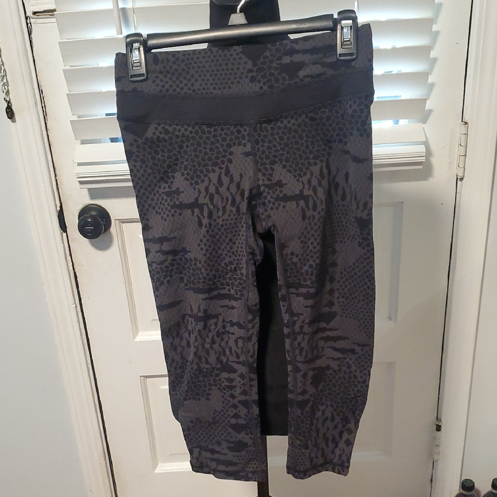 Lucy Gray Patterned Capri Leggings